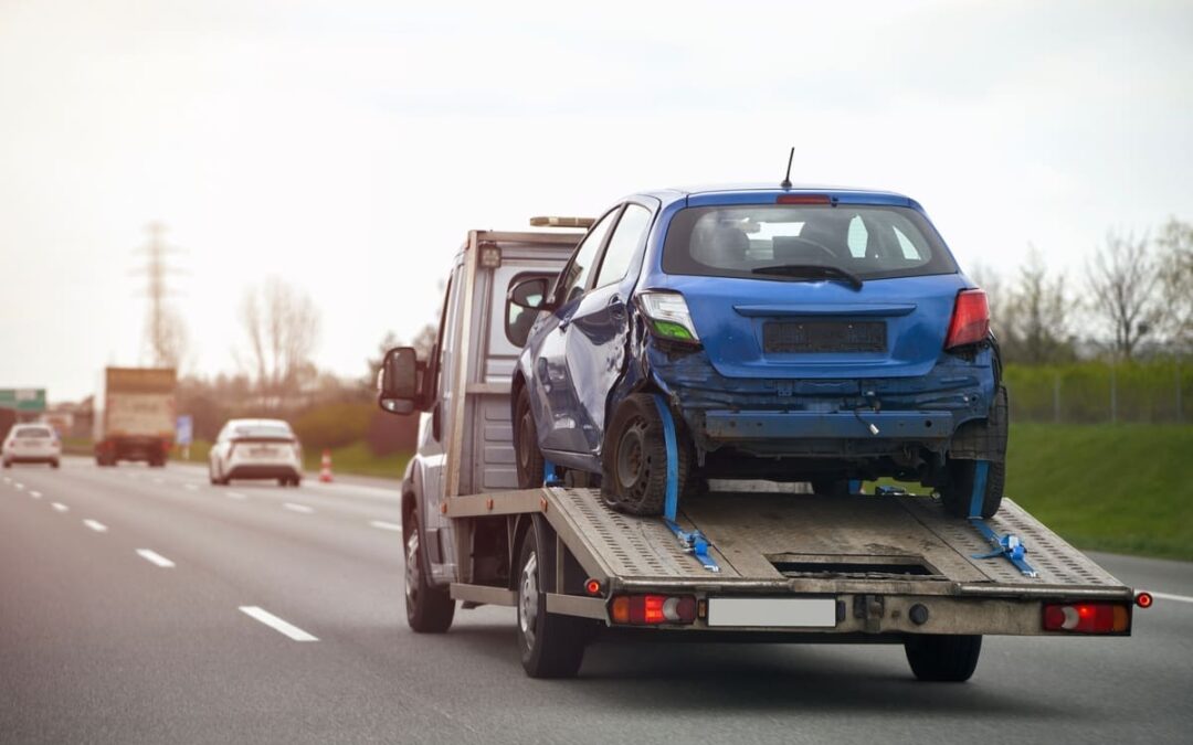 What’s the Difference Between Roadside Assistance and Towing Services?